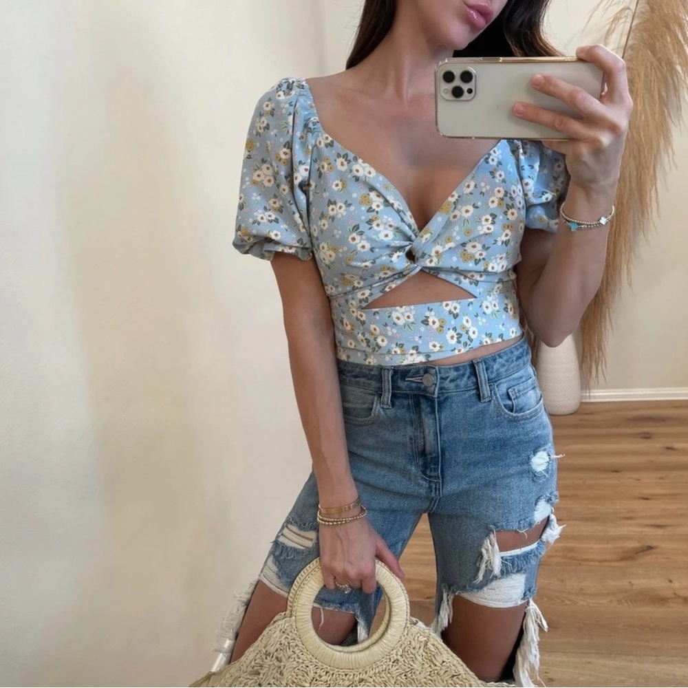 | floral twist cap sleeve crop top • size medium | - Picture 7 of 7